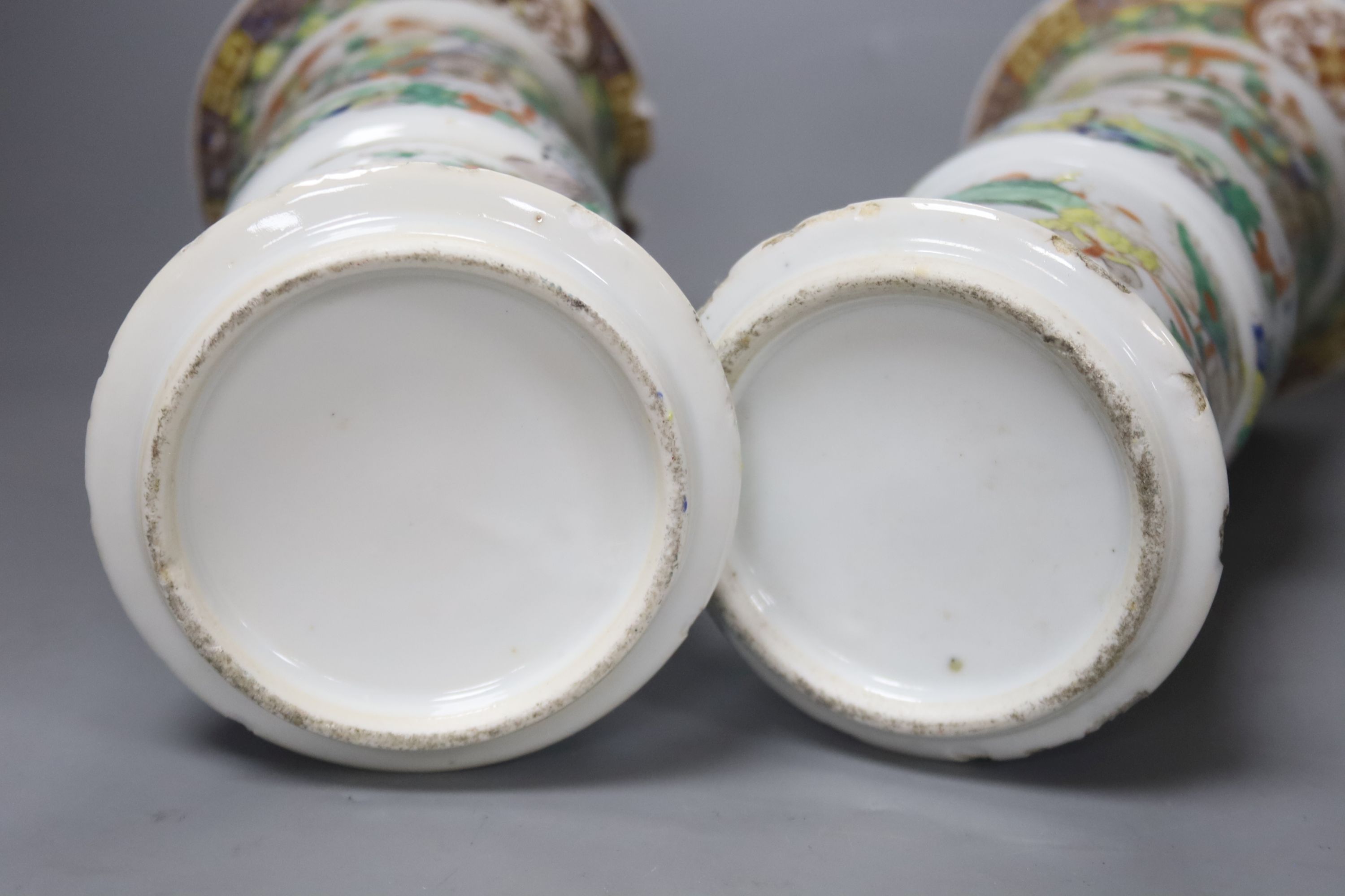 A pair of late 19th/early 20th century century Chinese famille verte beaker vases, height 25.5cm
